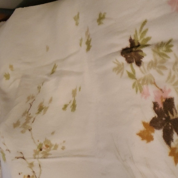 Vintage Satin Trimmed Binding Cream with Soft Floral Colored 74" x 82" Blanket - Picture 3 of 7